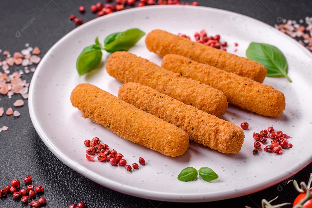 Deliciosos palitos de queijo crocante com mussarela, sal e especiarias, empanados e fritos em óleo. Comida rápida, take-away
