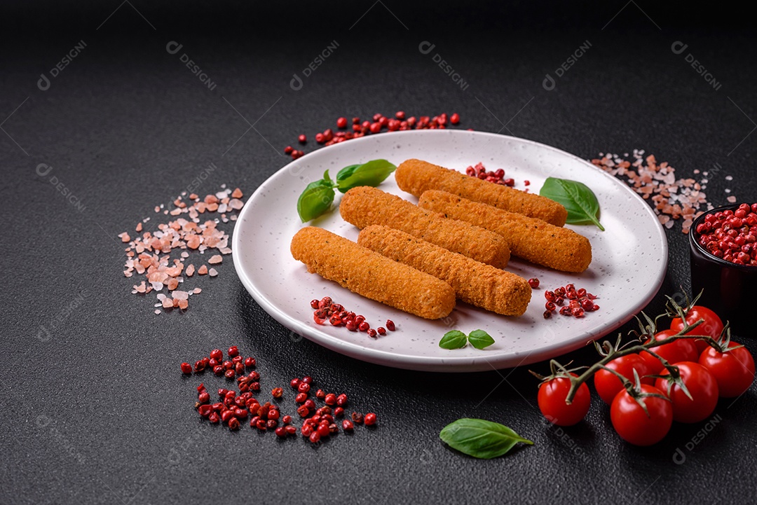 Deliciosos palitos de queijo crocante com mussarela, sal e especiarias, empanados e fritos em óleo. Comida rápida, take-away