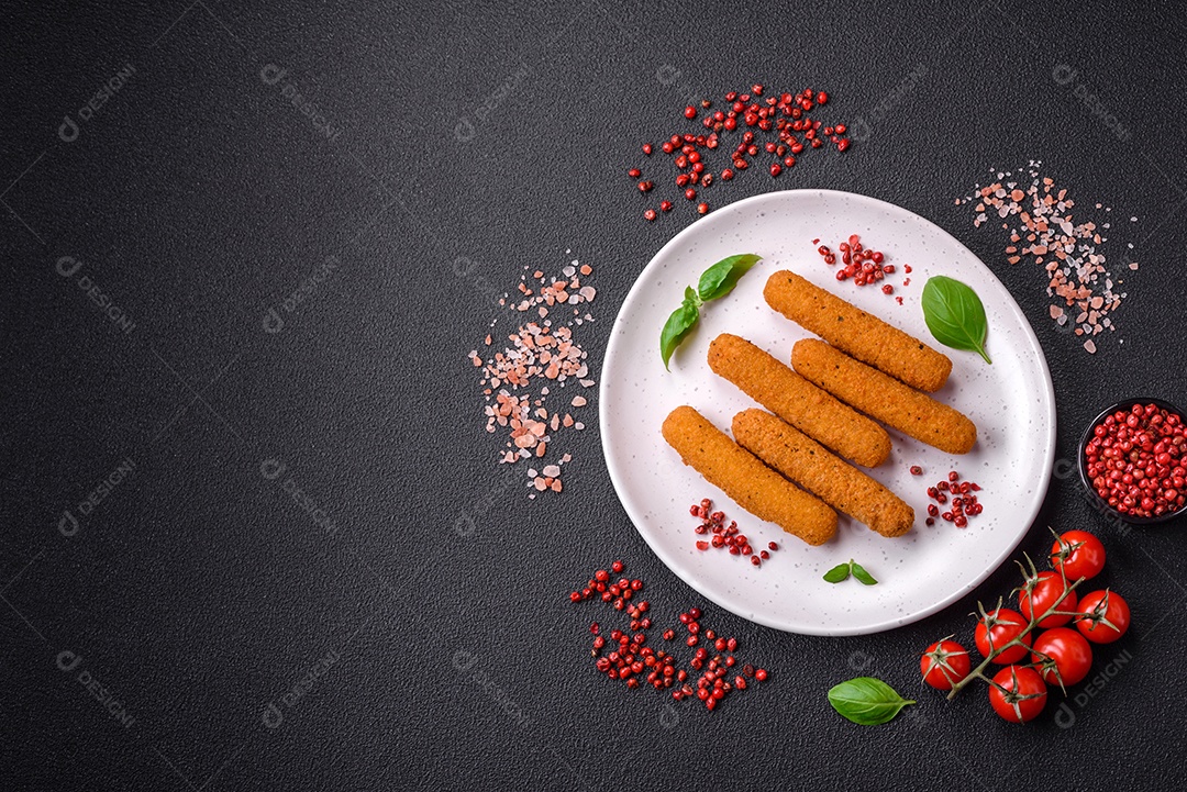 Deliciosos palitos de queijo crocante com mussarela, sal e especiarias, empanados e fritos em óleo. Comida rápida, take-away