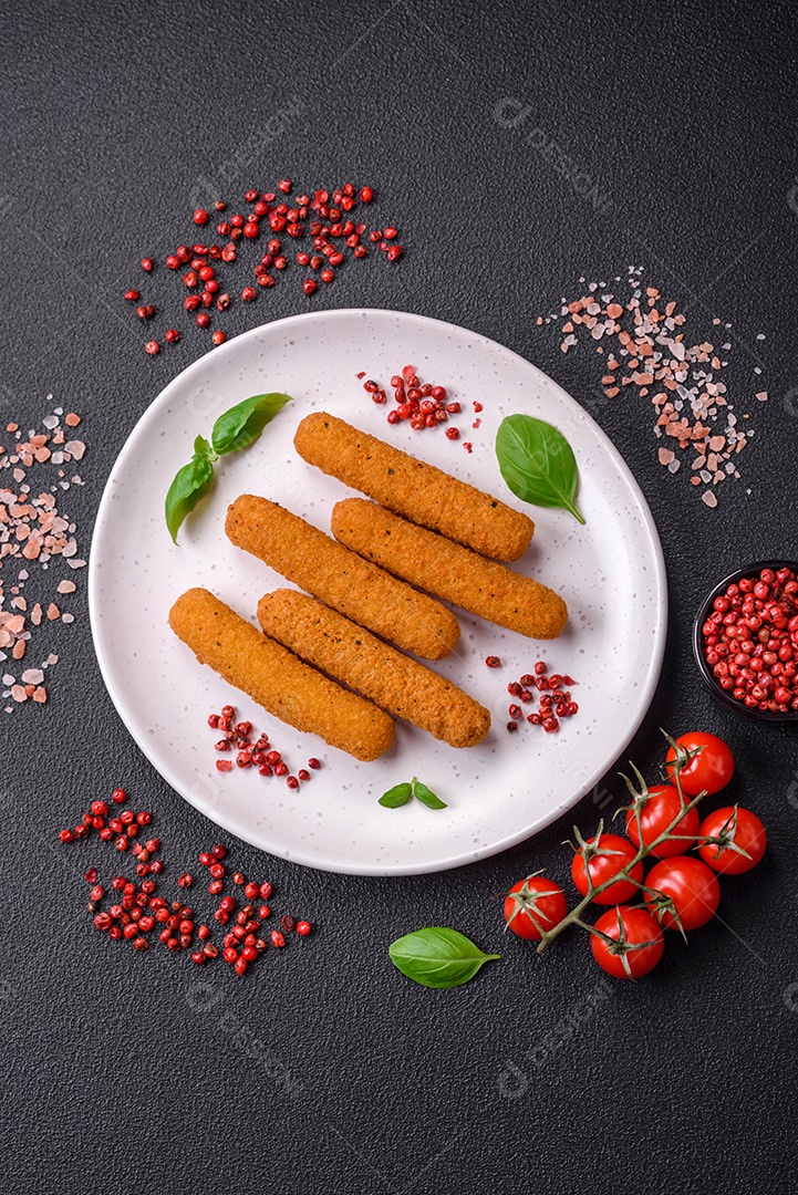 Deliciosos palitos de queijo crocante com mussarela, sal e especiarias, empanados e fritos em óleo. Comida rápida, take-away