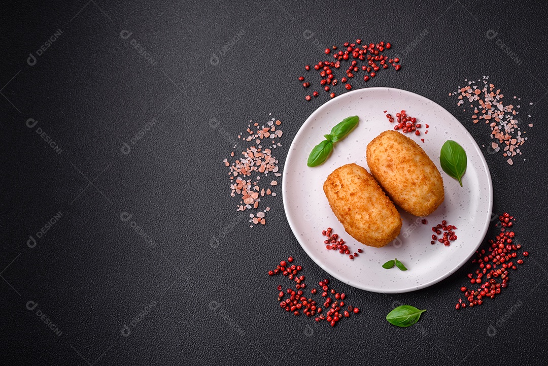 Deliciosos palitos de queijo crocante com mussarela, sal e especiarias, empanados e fritos em óleo. Comida rápida, take-away