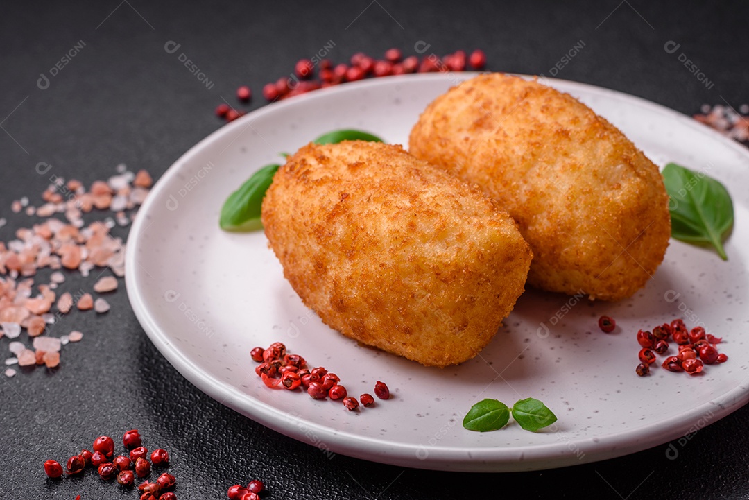 Deliciosa costeleta de batata assada recheada com frango e legumes, especiarias e sal sobre um fundo escuro de concreto