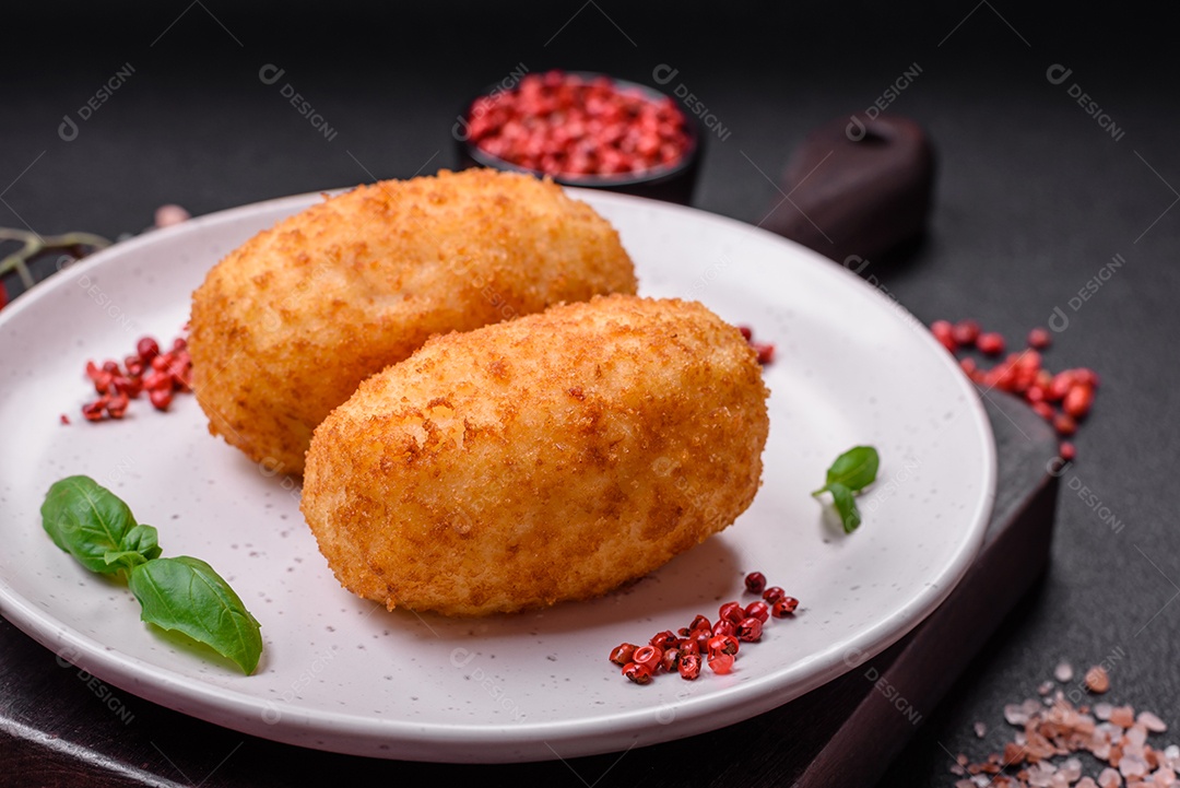 Deliciosa costeleta de batata assada recheada com frango e legumes, especiarias e sal sobre um fundo escuro de concreto