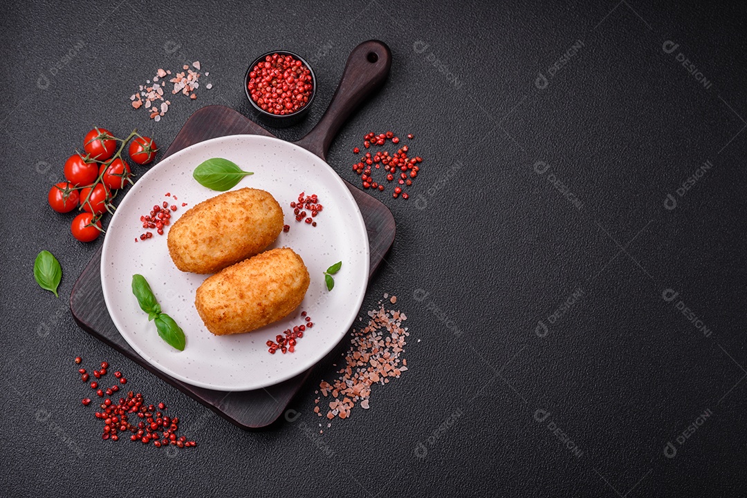 Deliciosa costeleta de batata assada recheada com frango e legumes, especiarias e sal sobre um fundo escuro de concreto