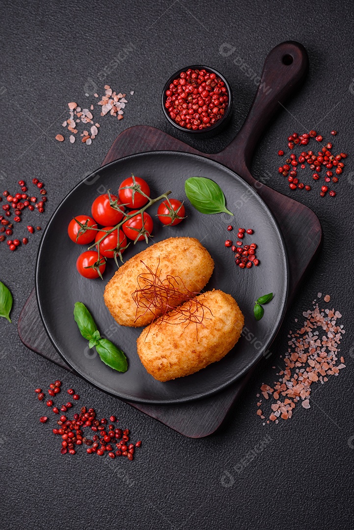 Deliciosa costeleta de batata assada recheada com frango e legumes, especiarias e sal sobre um fundo escuro de concreto