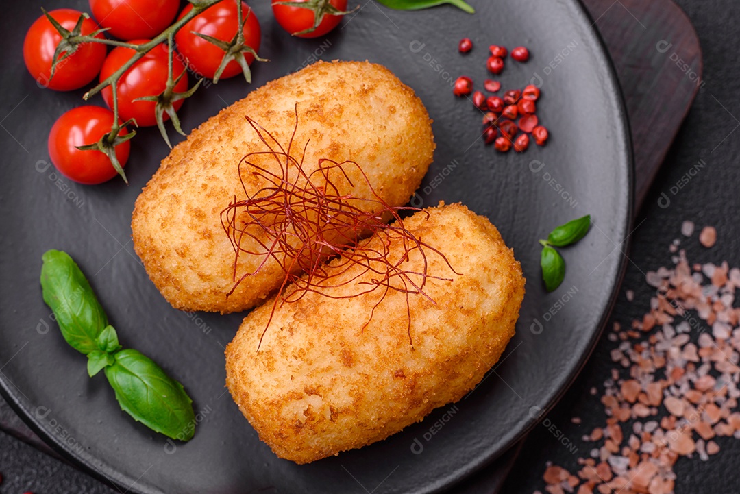 Deliciosa costeleta de batata assada recheada com frango e legumes, especiarias e sal sobre um fundo escuro de concreto