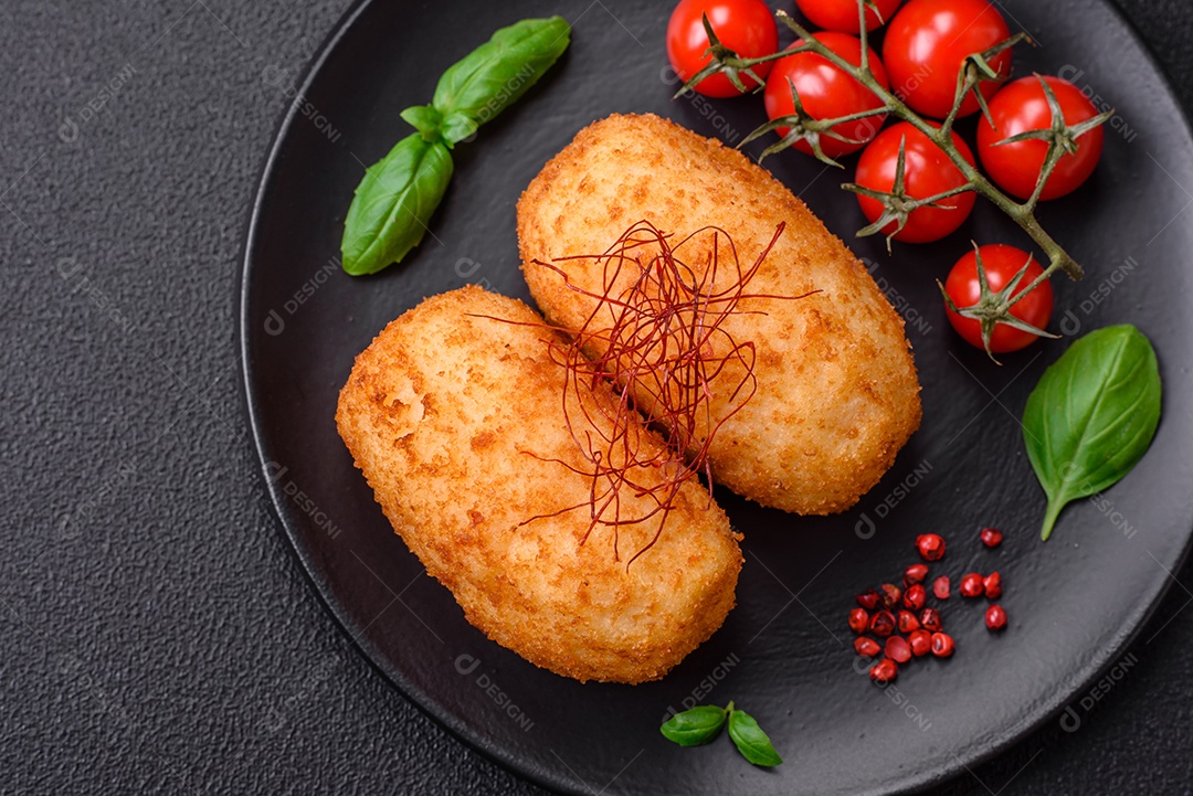 Deliciosa costeleta de batata assada recheada com frango e legumes, especiarias e sal sobre um fundo escuro de concreto
