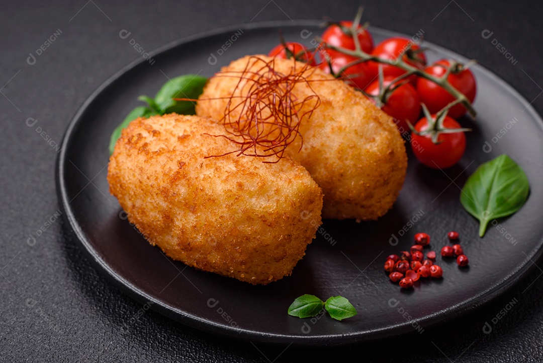 Deliciosa costeleta de batata assada recheada com frango e legumes, especiarias e sal sobre um fundo escuro de concreto