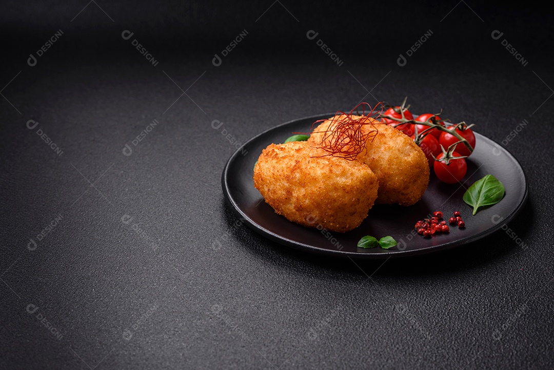 Deliciosa costeleta de batata assada recheada com frango e legumes, especiarias e sal sobre um fundo escuro de concreto