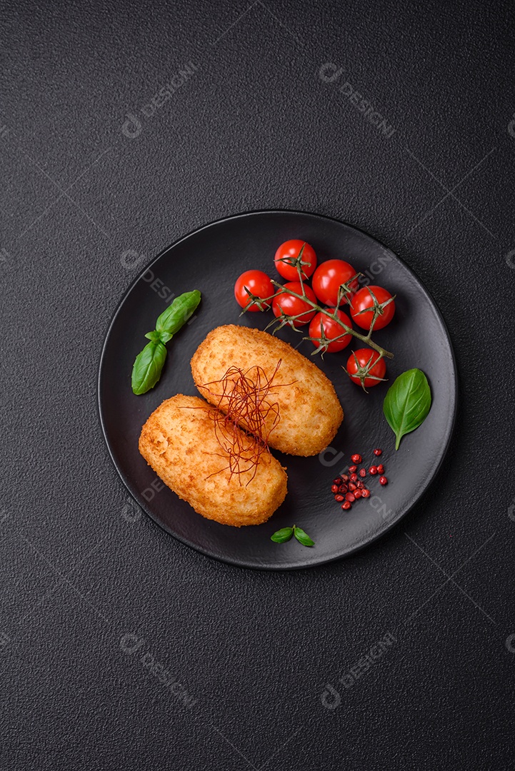 Deliciosa costeleta de batata assada recheada com frango e legumes, especiarias e sal sobre um fundo escuro de concreto