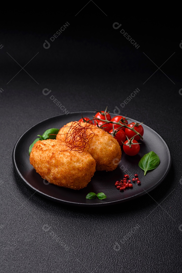 Deliciosa costeleta de batata assada recheada com frango e legumes, especiarias e sal sobre um fundo escuro de concreto