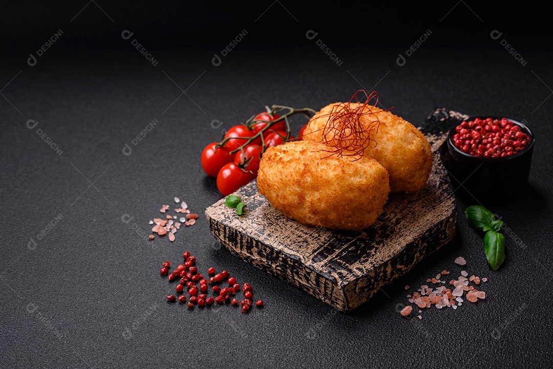 Deliciosa costeleta de batata assada recheada com frango e legumes, especiarias e sal sobre um fundo escuro de concreto