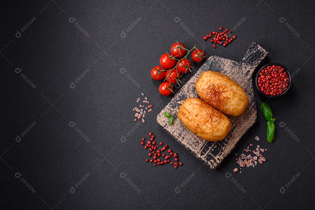 Deliciosa costeleta de batata assada recheada com frango e legumes, especiarias e sal sobre um fundo escuro de concreto