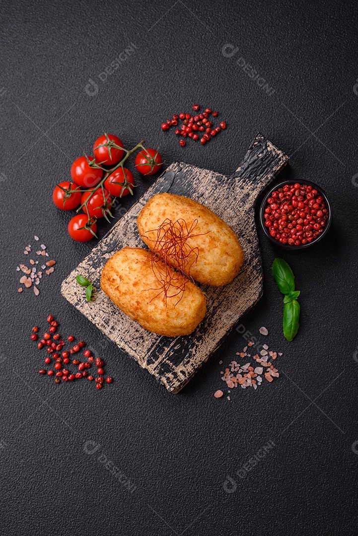 Deliciosa costeleta de batata assada recheada com frango e legumes, especiarias e sal sobre um fundo escuro de concreto