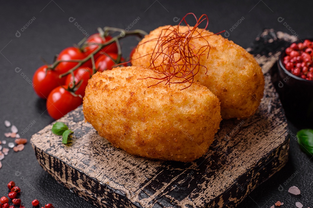 Deliciosa costeleta de batata assada recheada com frango e legumes, especiarias e sal sobre um fundo escuro de concreto