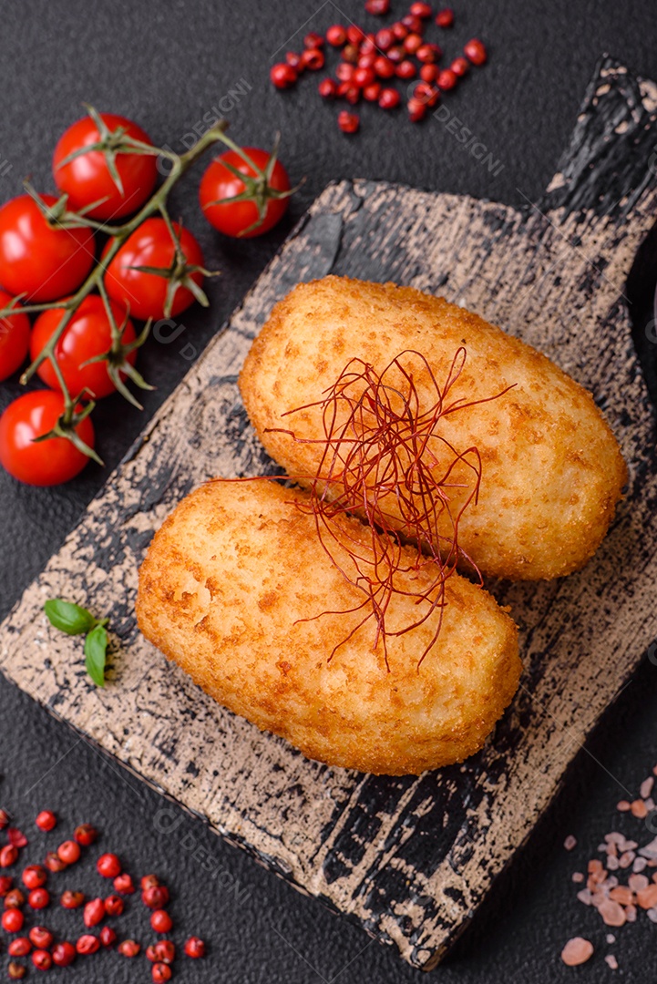 Deliciosa costeleta de batata assada recheada com frango e legumes, especiarias e sal sobre um fundo escuro de concreto