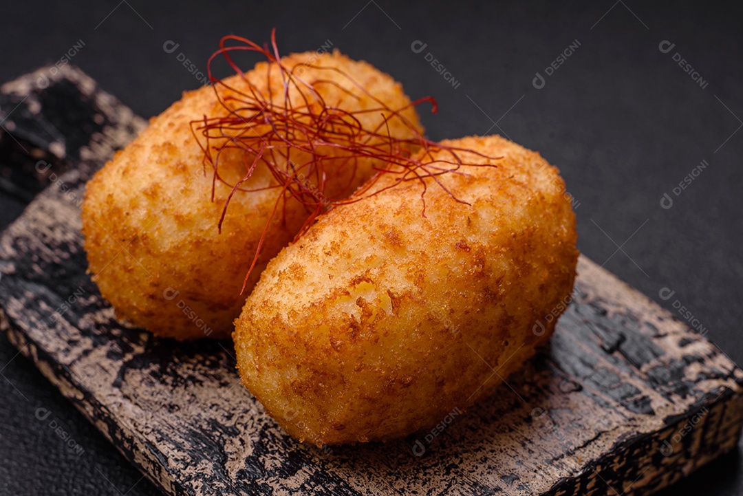 Deliciosa costeleta de batata assada recheada com frango e legumes, especiarias e sal sobre um fundo escuro de concreto