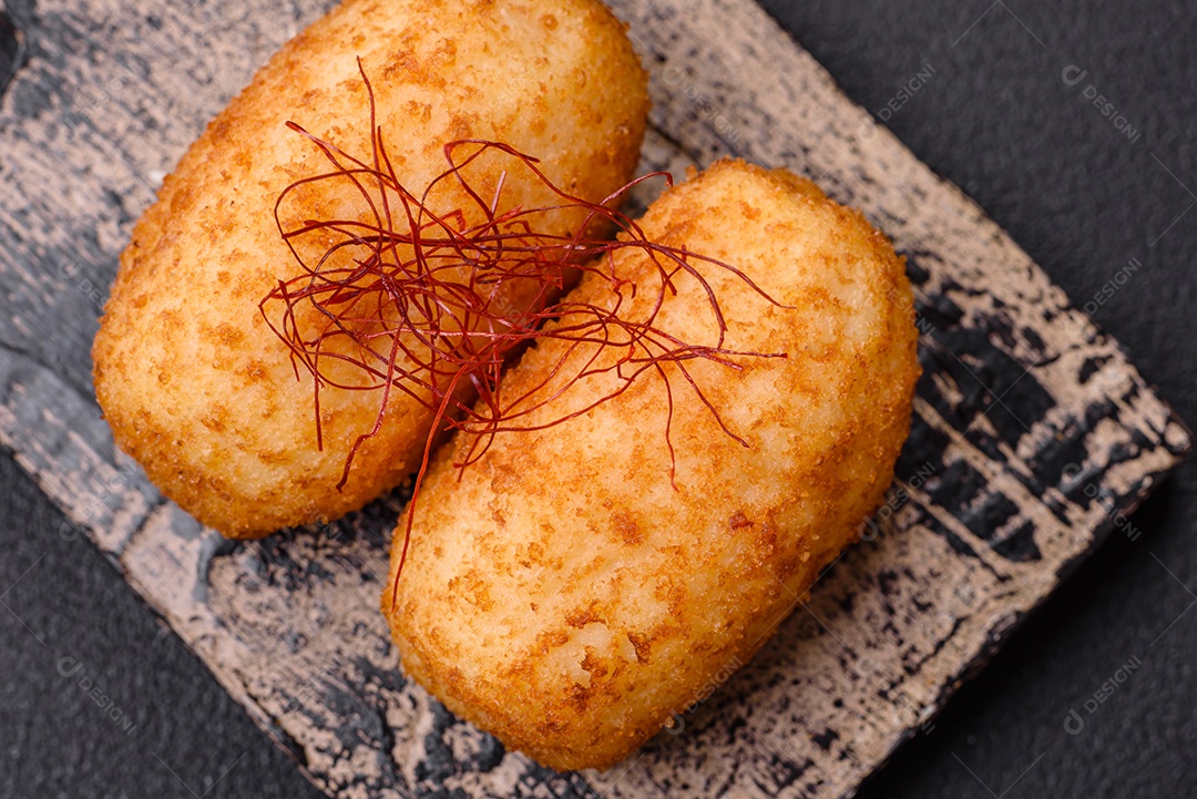 Deliciosa costeleta de batata assada recheada com frango e legumes, especiarias e sal sobre um fundo escuro de concreto