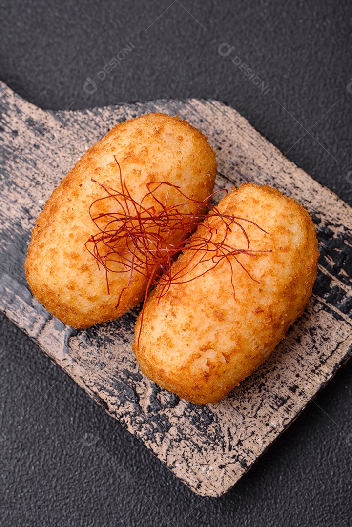 Deliciosa costeleta de batata assada recheada com frango e legumes, especiarias e sal sobre um fundo escuro de concreto