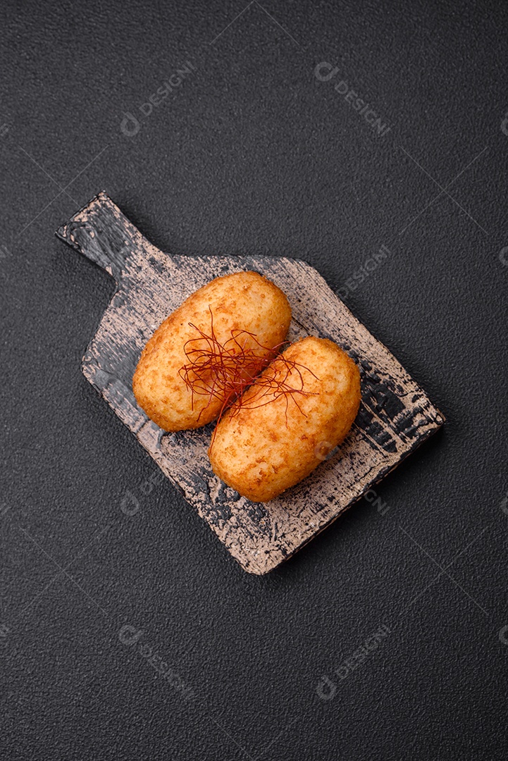 Deliciosa costeleta de batata assada recheada com frango e legumes, especiarias e sal sobre um fundo escuro de concreto