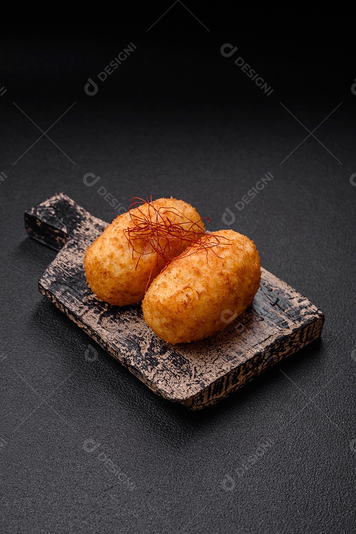 Deliciosa costeleta de batata assada recheada com frango e legumes, especiarias e sal sobre um fundo escuro de concreto