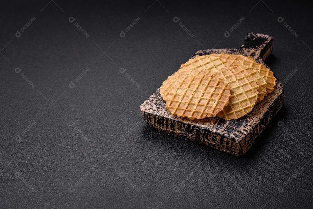 Bolachas crocantes redondas para fazer deliciosas sobremesas ou lanches doces em um fundo escuro de concreto