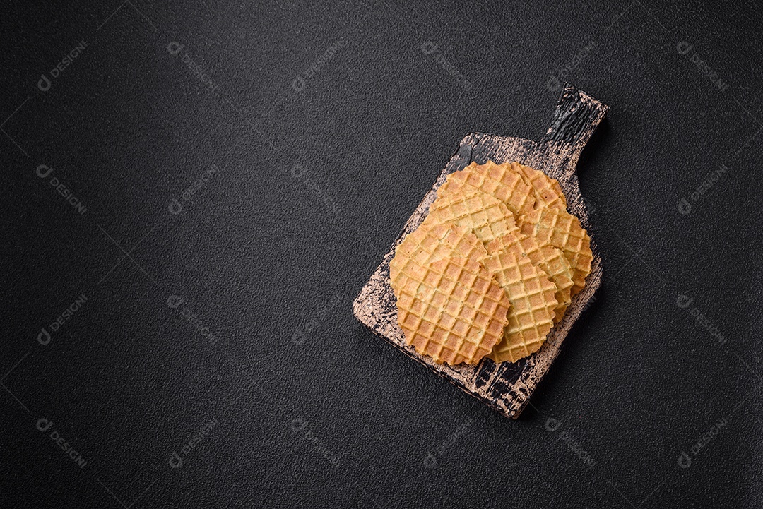 Bolachas crocantes redondas para fazer deliciosas sobremesas ou lanches doces em um fundo escuro de concreto