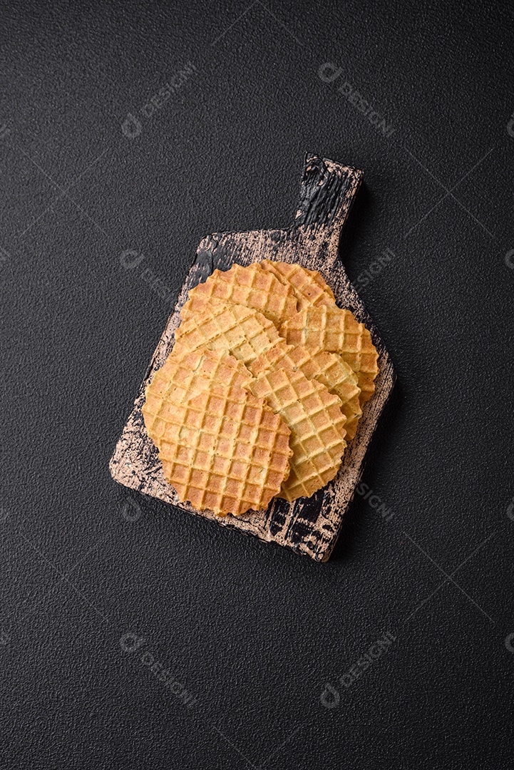 Bolachas crocantes redondas para fazer deliciosas sobremesas ou lanches doces em um fundo escuro de concreto