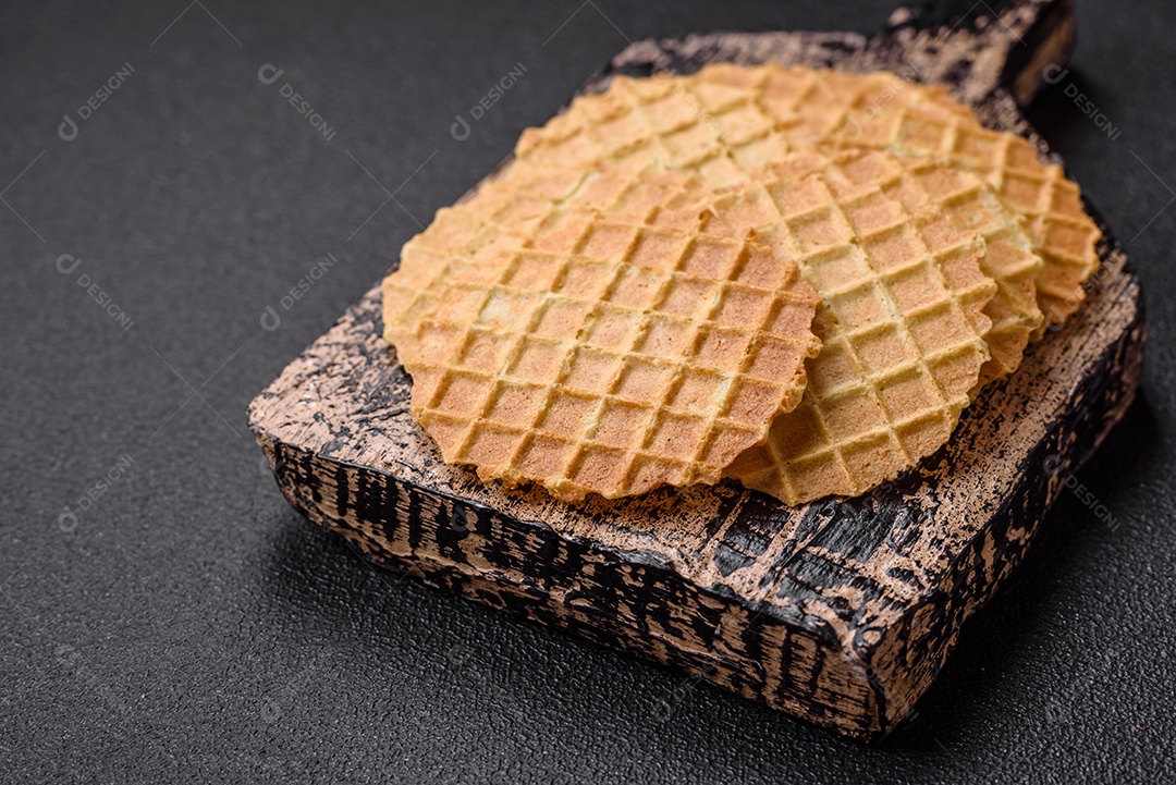Bolachas crocantes redondas para fazer deliciosas sobremesas ou lanches doces em um fundo escuro de concreto