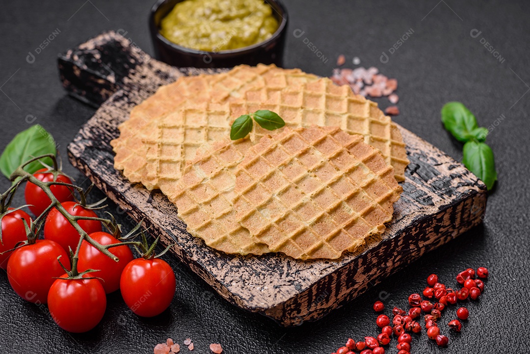 Bolachas crocantes redondas para fazer deliciosas sobremesas ou lanches doces em um fundo escuro de concreto