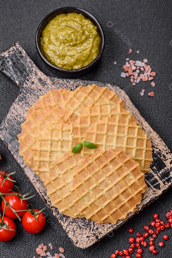 Bolachas crocantes redondas para fazer deliciosas sobremesas ou lanches doces em um fundo escuro de concreto