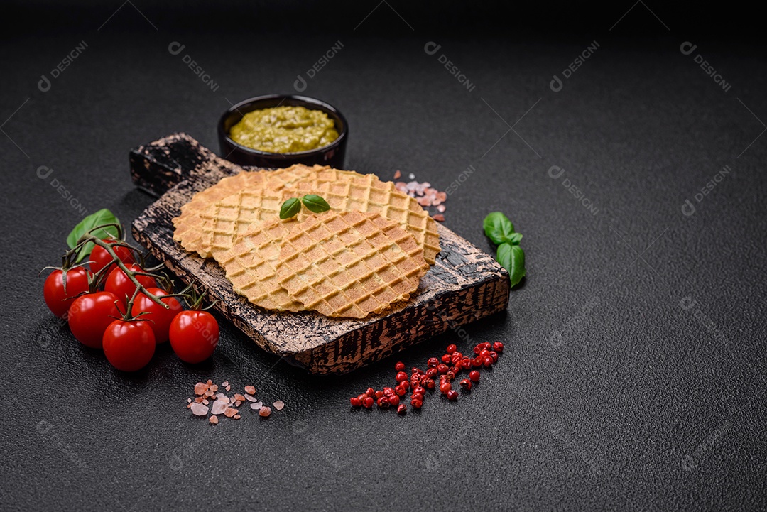 Bolachas crocantes redondas para fazer deliciosas sobremesas ou lanches doces em um fundo escuro de concreto