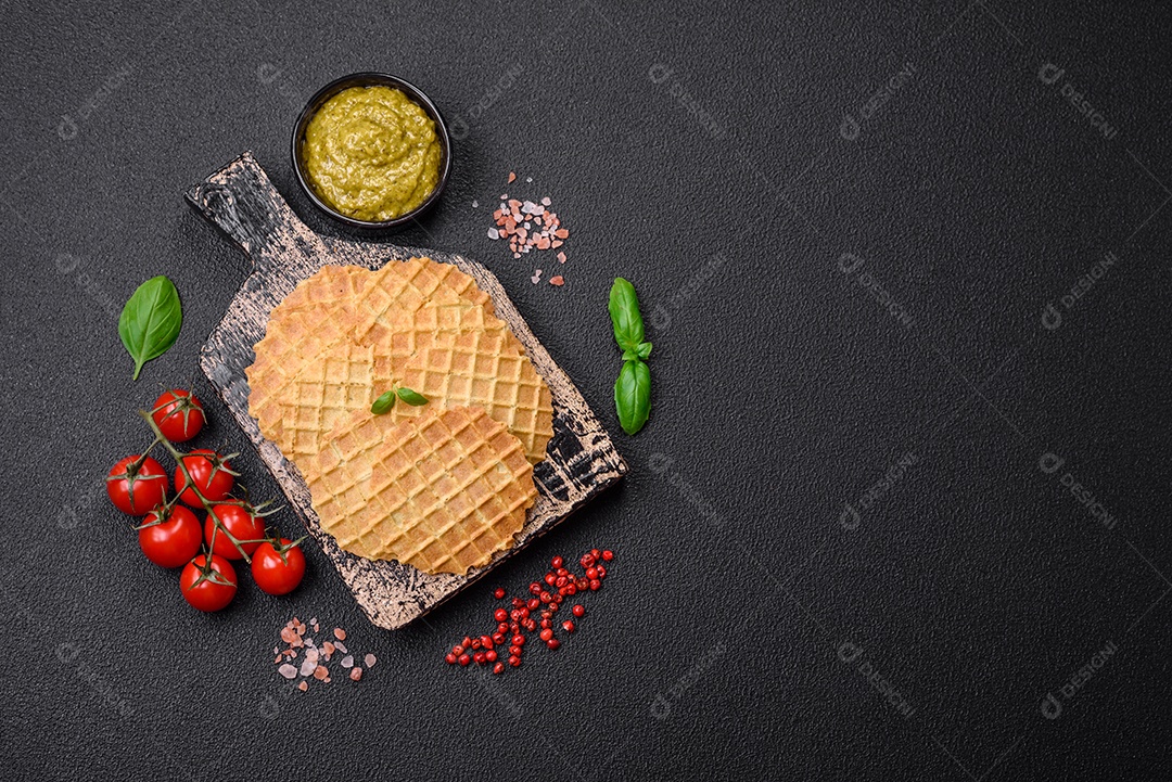 Bolachas crocantes redondas para fazer deliciosas sobremesas ou lanches doces em um fundo escuro de concreto