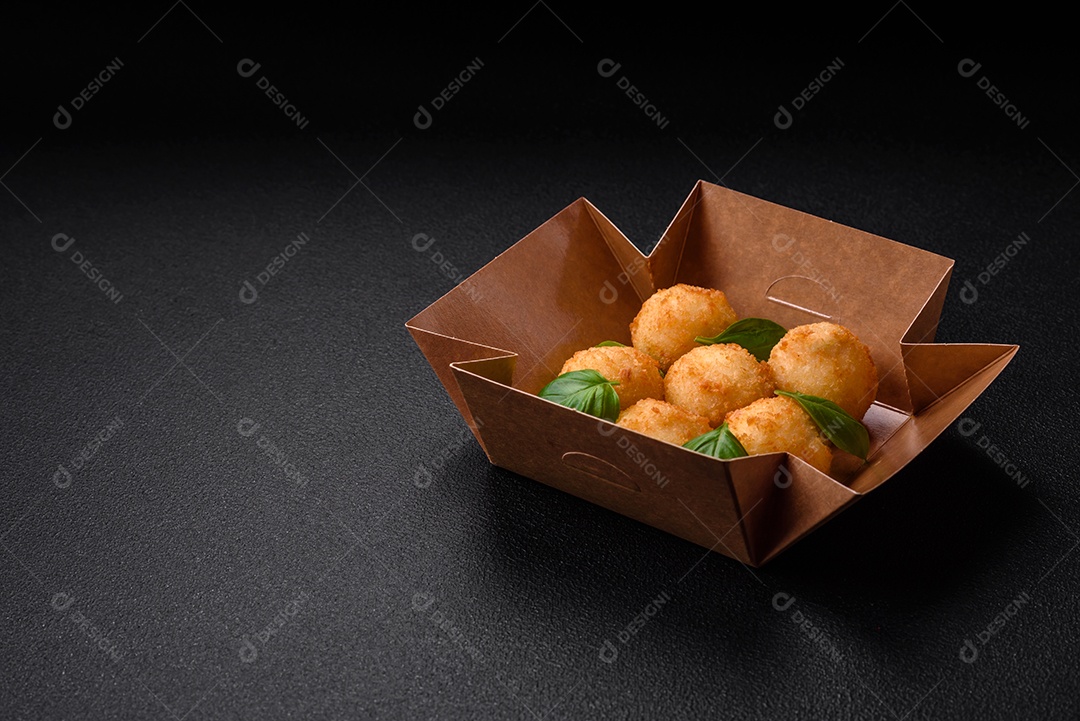 Deliciosos nuggets, palitos e bolinhas de mussarela e queijo parmesão com sal e especiarias. Fast-food, comida pouco saudável