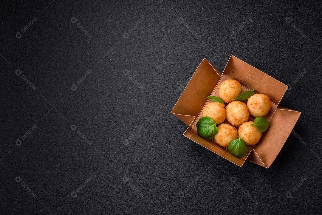 Deliciosos nuggets, palitos e bolinhas de mussarela e queijo parmesão com sal e especiarias. Fast-food, comida pouco saudável