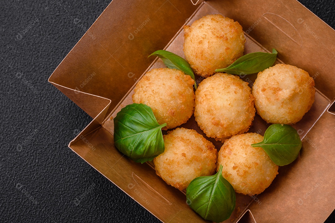 Deliciosos nuggets, palitos e bolinhas de mussarela e queijo parmesão com sal e especiarias. Fast-food, comida pouco saudável