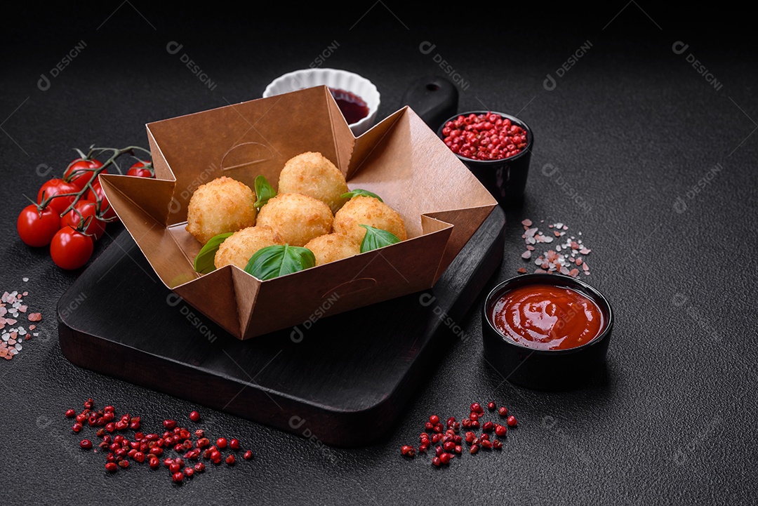 Deliciosos nuggets, palitos e bolinhas de mussarela e queijo parmesão com sal e especiarias. Fast-food, comida pouco saudável
