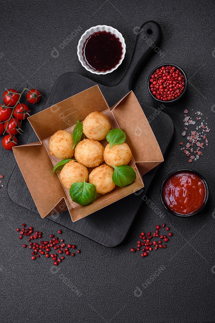 Deliciosos nuggets, palitos e bolinhas de mussarela e queijo parmesão com sal e especiarias. Fast-food, comida pouco saudável