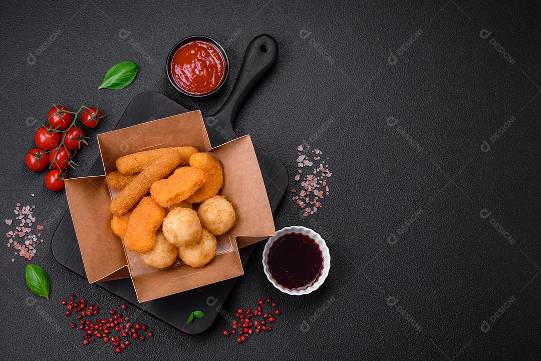 Deliciosos nuggets, palitos e bolinhas de mussarela e queijo parmesão com sal e especiarias. Fast-food, comida pouco saudável