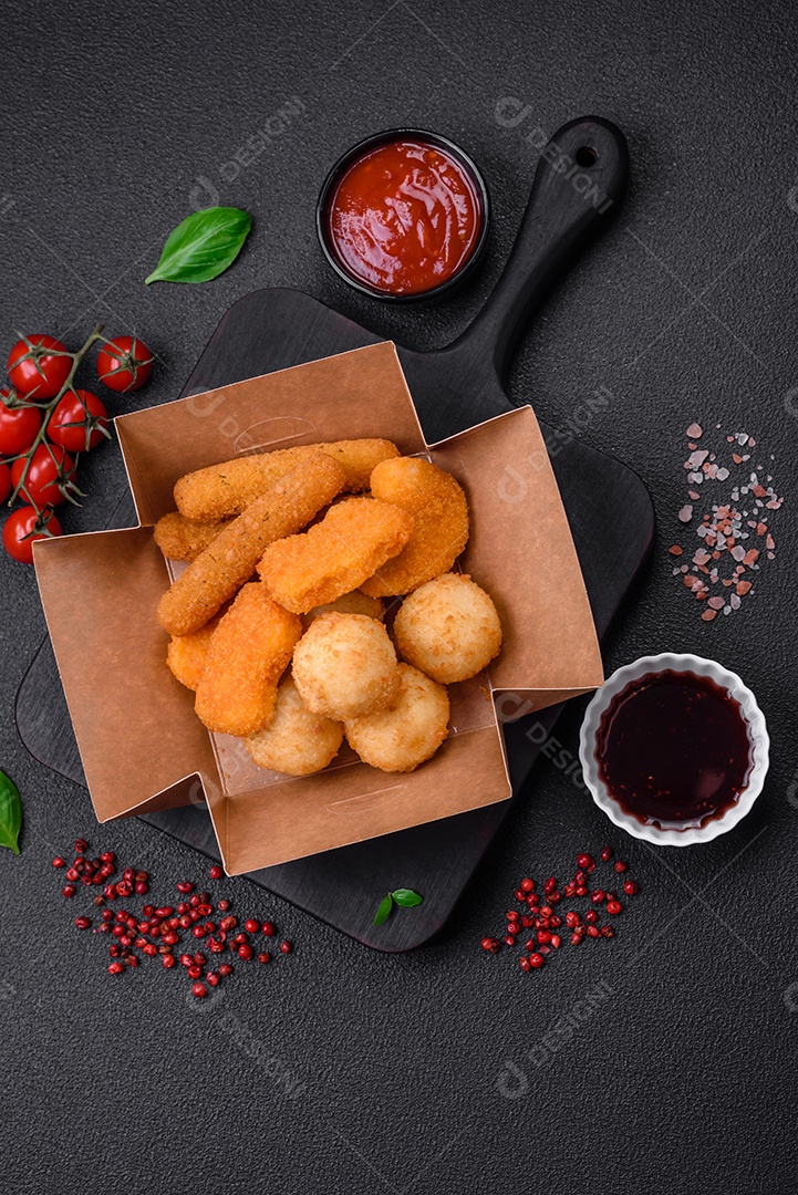 Deliciosos nuggets, palitos e bolinhas de mussarela e queijo parmesão com sal e especiarias. Fast-food, comida pouco saudável