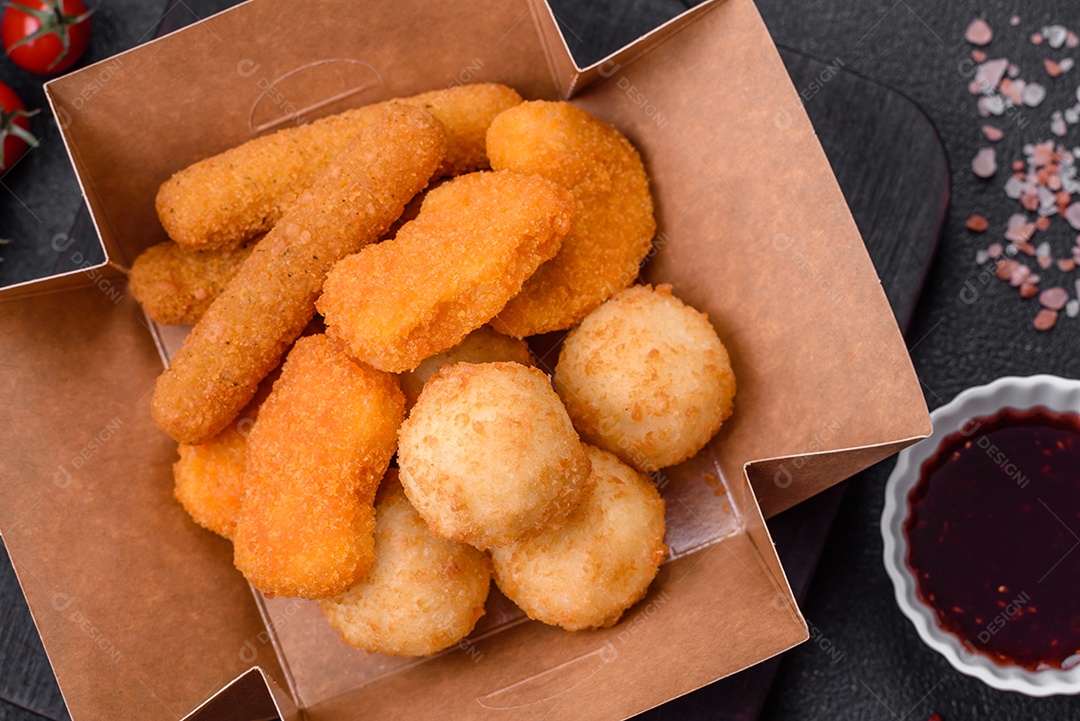 Deliciosos nuggets, palitos e bolinhas de mussarela e queijo parmesão com sal e especiarias. Fast-food, comida pouco saudável