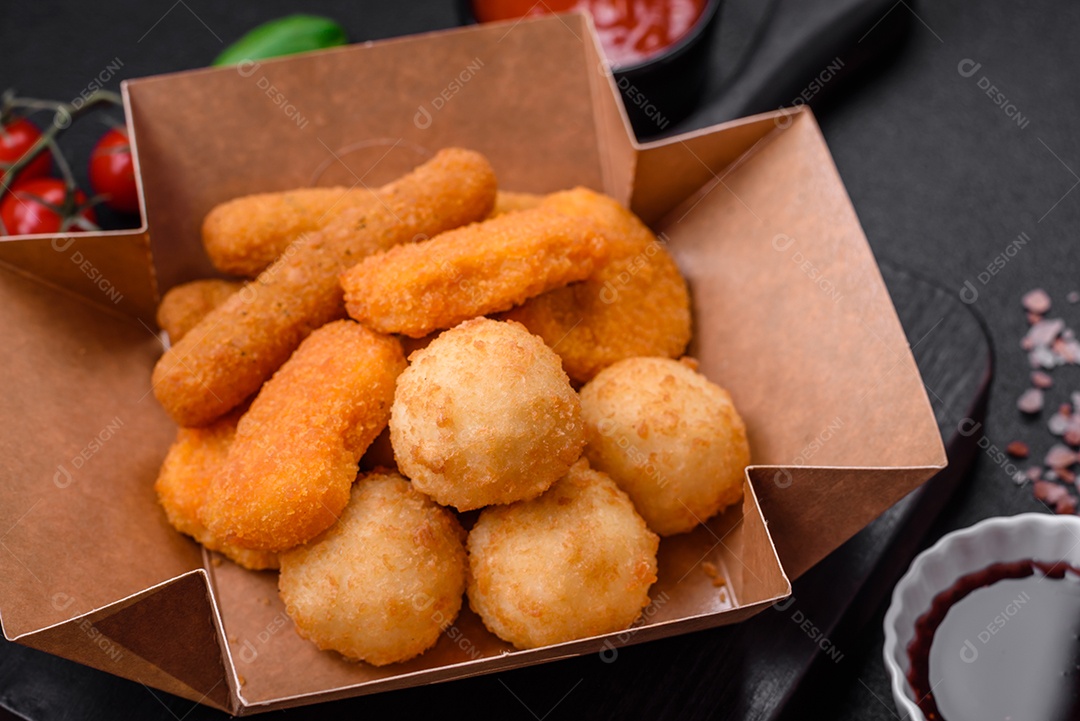 Deliciosos nuggets, palitos e bolinhas de mussarela e queijo parmesão com sal e especiarias. Fast-food, comida pouco saudável