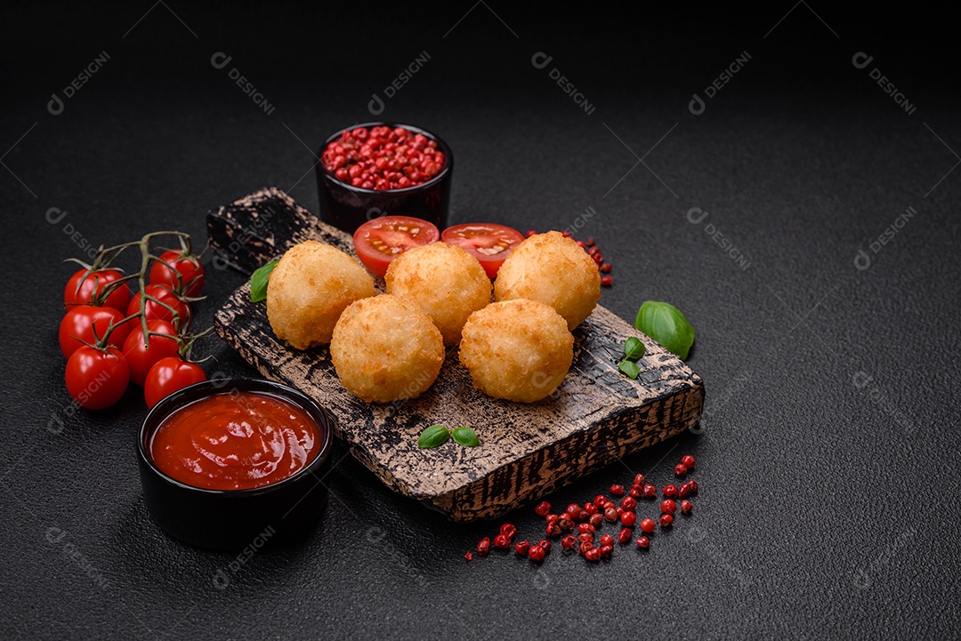 Deliciosos nuggets, palitos e bolinhas de mussarela e queijo parmesão com sal e especiarias. Fast-food, comida pouco saudável