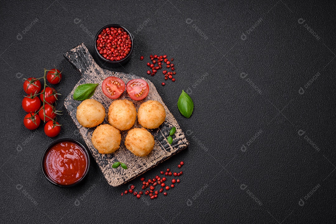 Deliciosos nuggets, palitos e bolinhas de mussarela e queijo parmesão com sal e especiarias. Fast-food, comida pouco saudável
