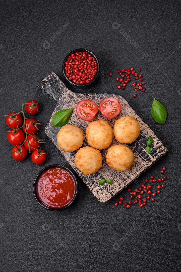 Deliciosos nuggets, palitos e bolinhas de mussarela e queijo parmesão com sal e especiarias. Fast-food, comida pouco saudável