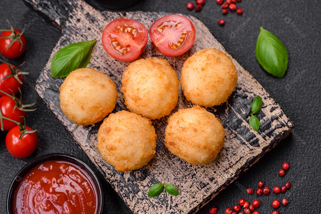 Deliciosos nuggets, palitos e bolinhas de mussarela e queijo parmesão com sal e especiarias. Fast-food, comida pouco saudável