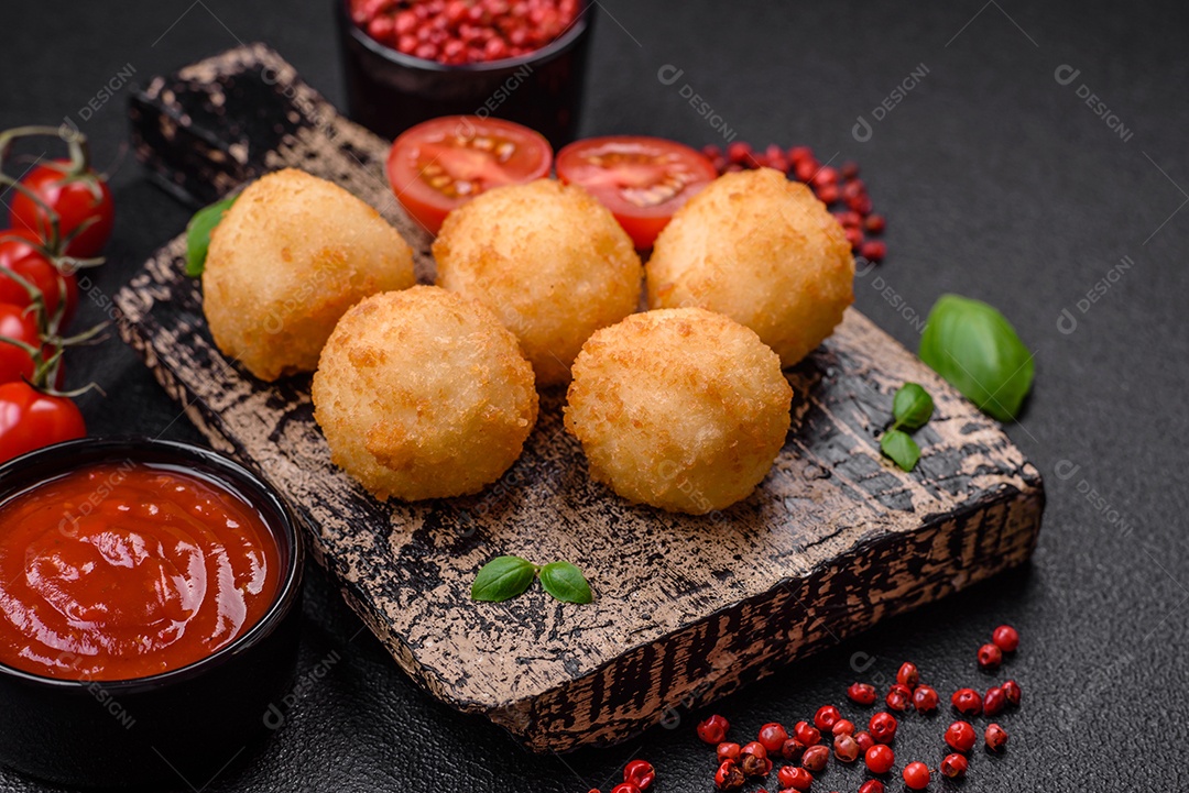 Deliciosos nuggets, palitos e bolinhas de mussarela e queijo parmesão com sal e especiarias. Fast-food, comida pouco saudável
