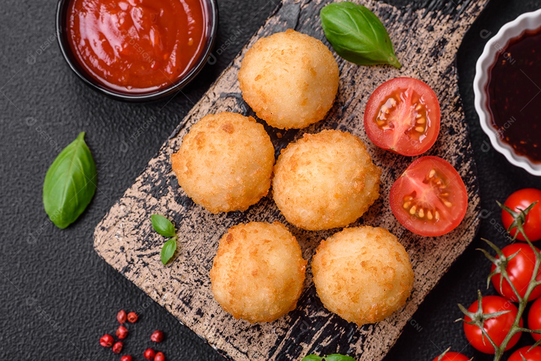Deliciosos nuggets, palitos e bolinhas de mussarela e queijo parmesão com sal e especiarias. Fast-food, comida pouco saudável