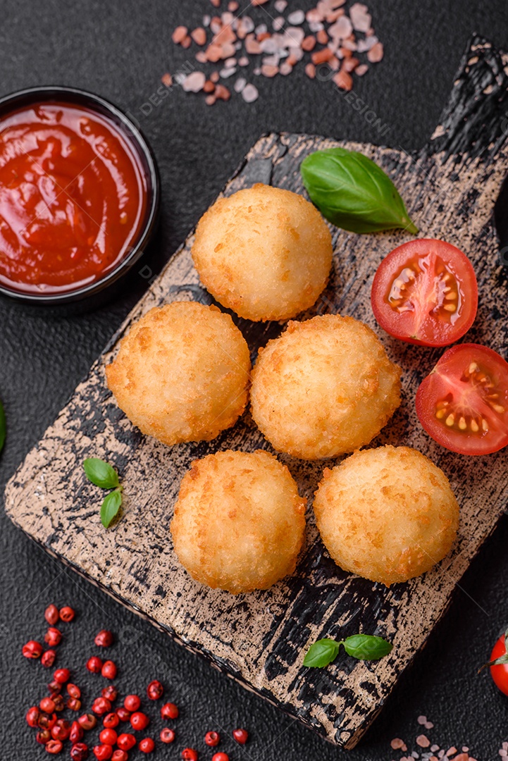 Deliciosos nuggets, palitos e bolinhas de mussarela e queijo parmesão com sal e especiarias. Fast-food, comida pouco saudável