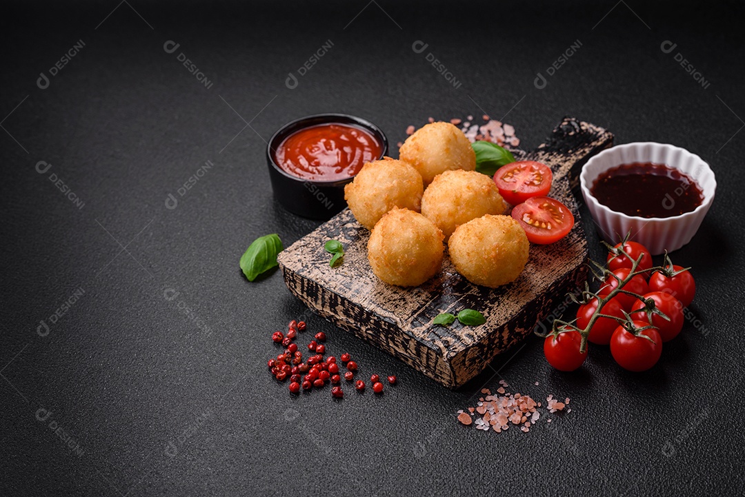Deliciosos nuggets, palitos e bolinhas de mussarela e queijo parmesão com sal e especiarias. Fast-food, comida pouco saudável